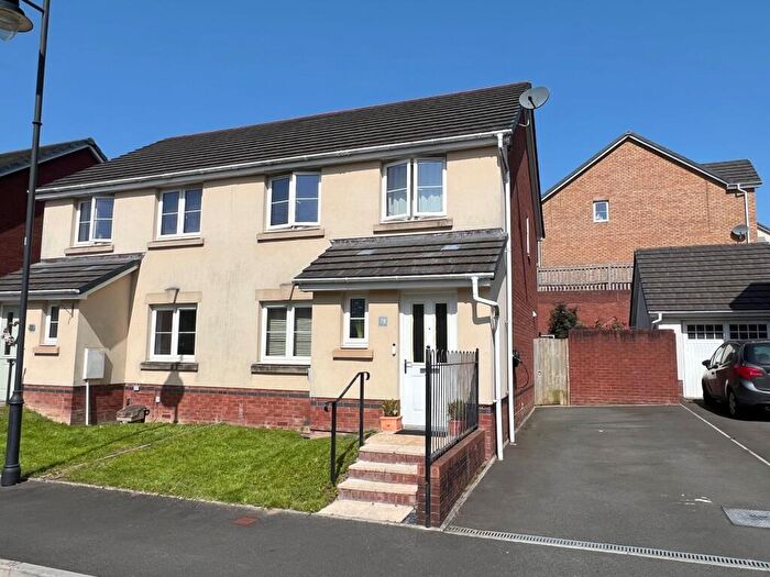 3 Bedroom Semi-Detached House For Sale In Clos Yr Eryr, Bridgend, CF35