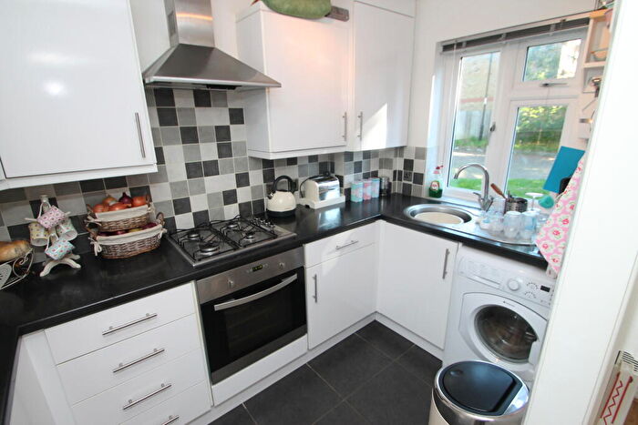 2 Bedroom House To Rent In Pennington Way, SE12