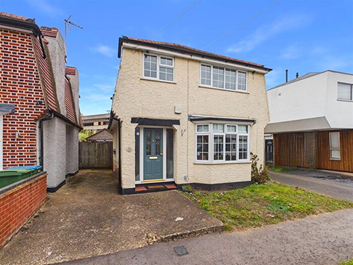 3 Bedroom Detached House For Sale In Claremont Close, Hersham, Walton-On-Thames, KT12