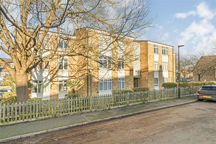 1 Bedroom Flat To Rent In Little Queens Road, Teddington, TW11