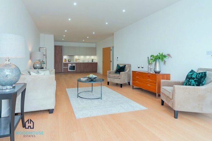 2 Bedroom Flat To Rent In Station Road, EN6