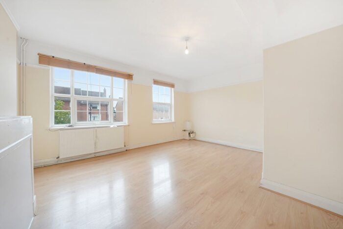 1 Bedroom Town House To Rent In Collier Row Road, London, RM5