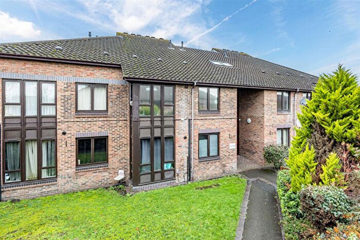 1 Bedroom Flat For Sale In Gate Court, Weybridge, KT13