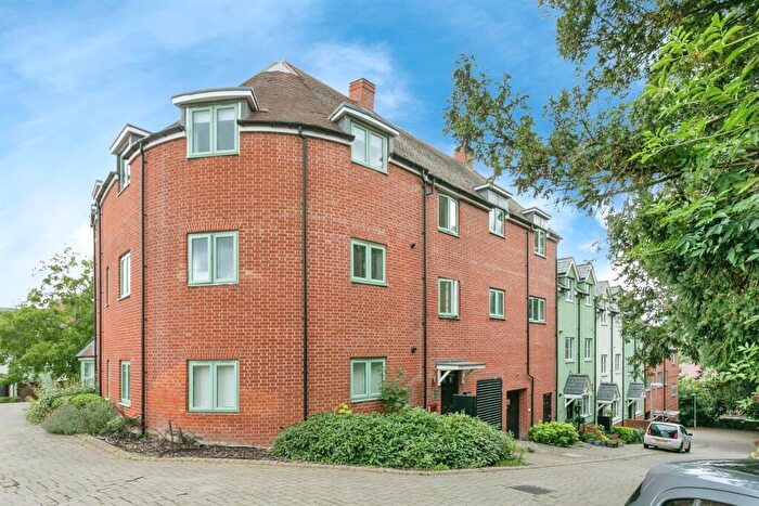 2 Bedroom Flat For Sale In Summerhouse Hill, Buckingham, MK18