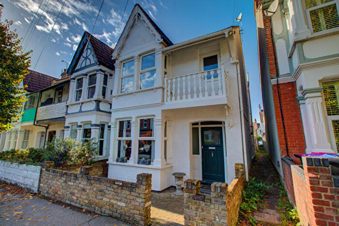 3 Bedroom End Of Terrace House For Sale In Oakleigh Park Drive, Leigh-on-sea, SS9