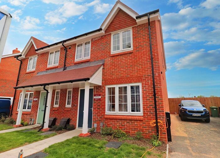 3 Bedroom Semi-detached House To Rent In Bishops Gardens, Fareham, PO17