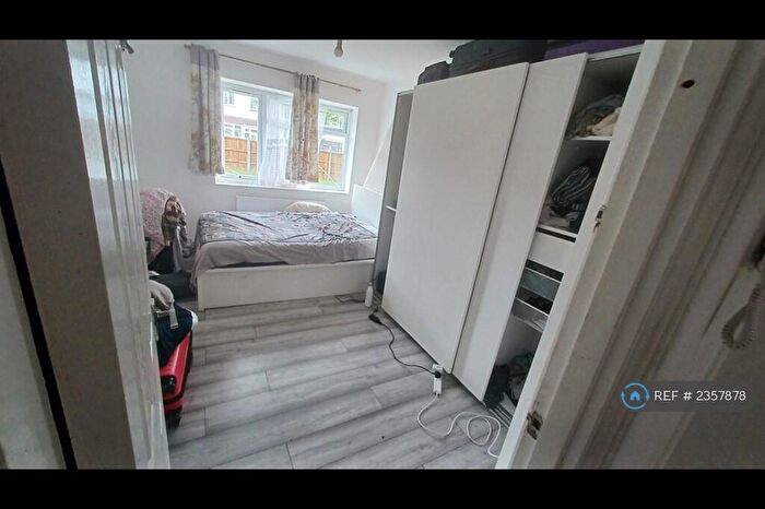 2 Bedroom Flat To Rent In Poplar Way, Ilford, IG6
