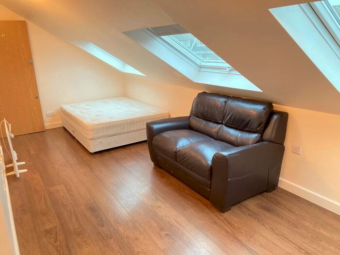 Studio To Rent In Very Near Gunnesbury Crescent Area, Acton Town, W3