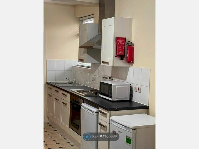 Studio To Rent In Brentmead Place, London NW11