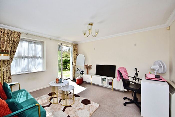 2 Bedroom Flat For Sale In River Bank Close, Maidstone, Kent, ME15