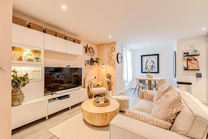 1 Bedroom Flat For Sale In Romany Road, Worthing, West Sussex, BN13