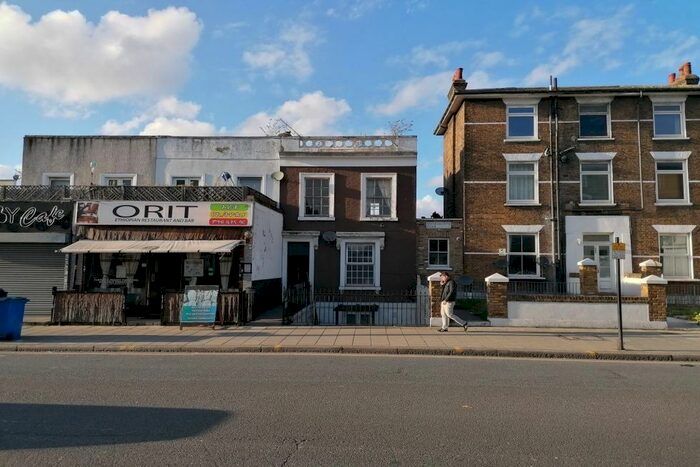 2 Bedroom Flat To Rent In Wandsworth Road, London, SW8