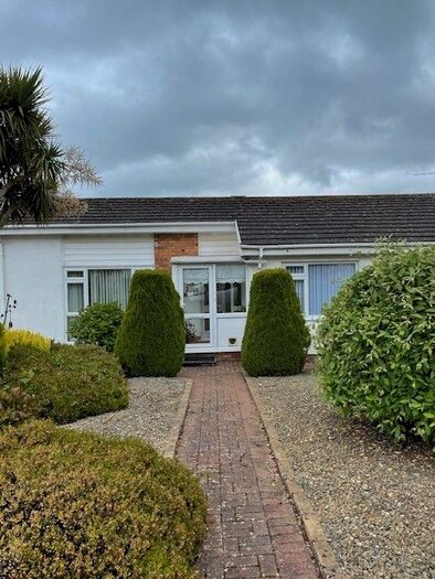 3 Bedroom Bungalow To Rent In Penrhyn Beach West, Llandudno, LL30