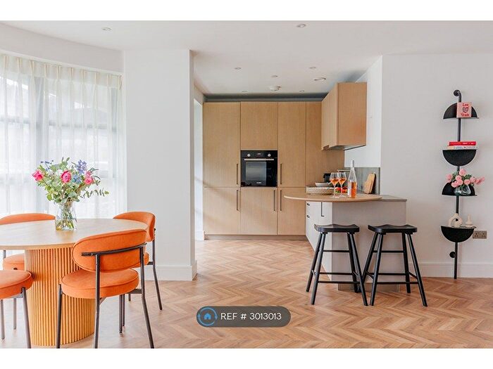 2 Bedroom Flat To Rent In Shore Walk, Bournemouth, BH4