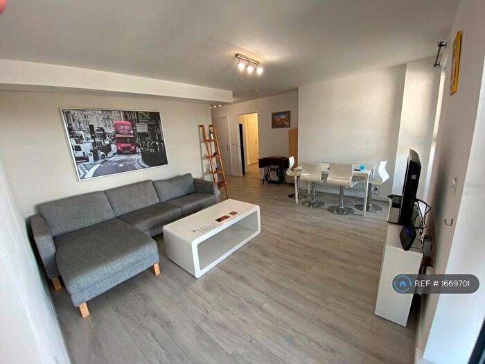 2 Bedroom Flat To Rent In Poplar High Street, London, E14