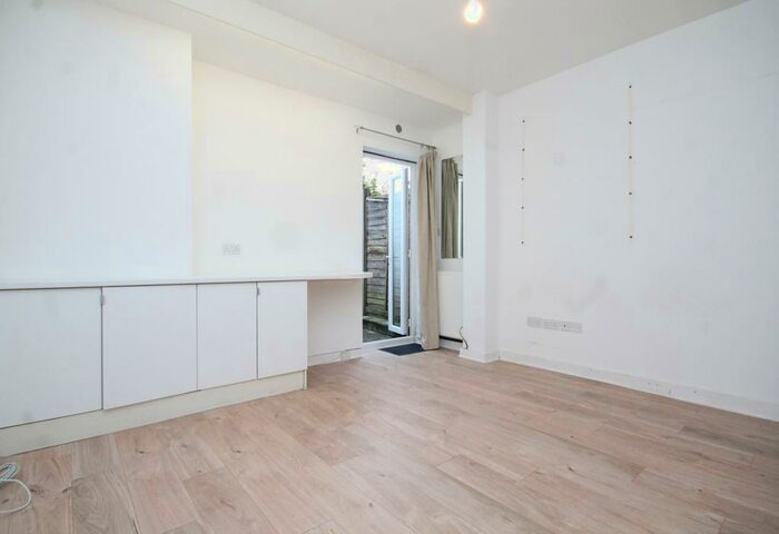 Studio To Rent In The Grove, Finchley, N3