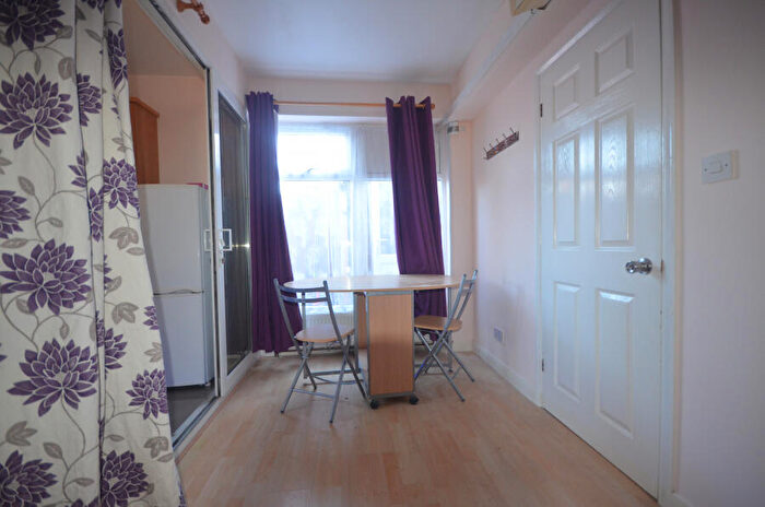 1 Bedroom Flat To Rent In Stradbroke Grove, IG5