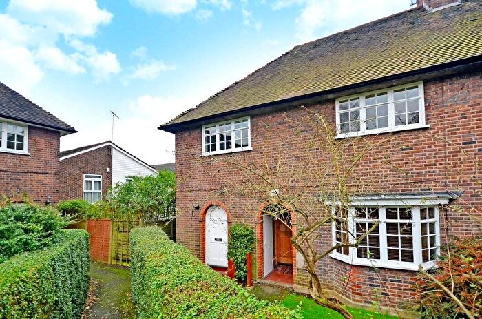 2 Bedroom Maisonette To Rent In Neale Close, London, N2