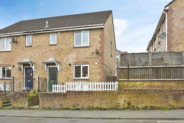 3 Bedroom Semi-Detached House To Rent In Arctic Road, Cowes, PO31