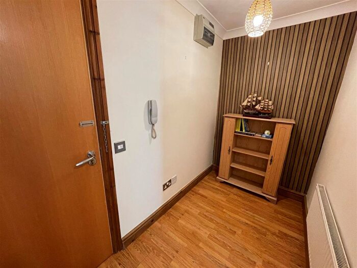 1 Bedroom Flat For Sale In Llys Newydd, Llwynhendy, Llanelli, SA14