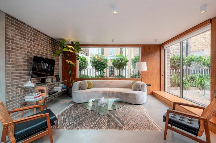 3 Bedroom Flat To Rent In Weymouth Mews, Marylebone, London, W1G