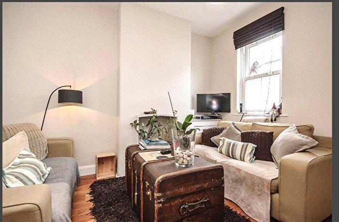 2 Bedroom House To Rent In Duke Street, Windsor, SL4