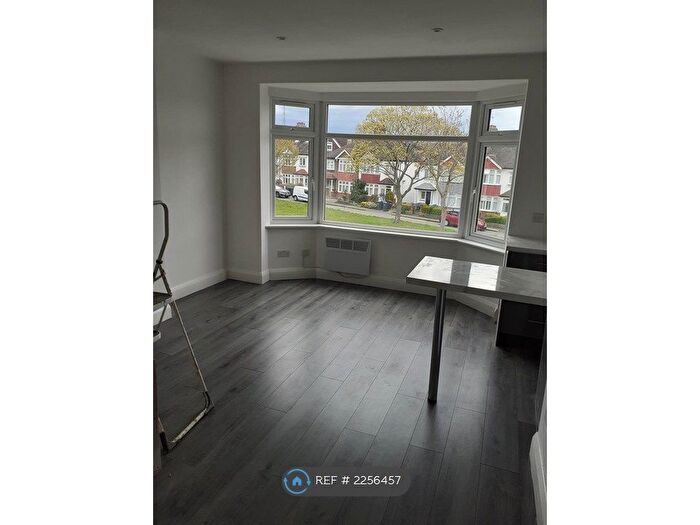 2 Bedroom Flat To Rent In Norbury Close, London, SW16