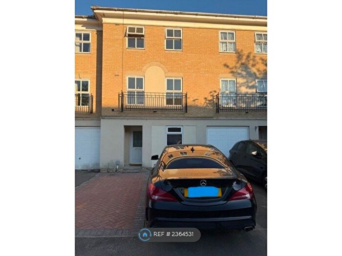 4 Bedroom Terraced House To Rent In Hurworth Avenue, Slough, SL3