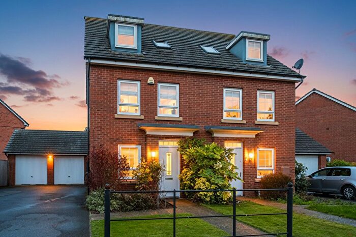 3 Bedroom Town House For Sale In Peregrine Way, Warwick, CV34