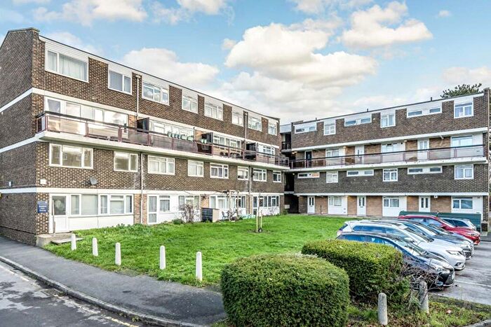 3 Bedroom Flat For Sale In Wessex Close, Kingston Upon Thames, KT1