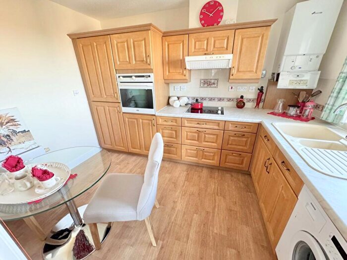 2 Bedroom Apartment For Sale In Lindsay Road, Poole, BH13