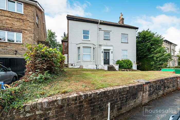 1 Bedroom Flat For Sale In Flat Grovehill Road, Redhill, RH1