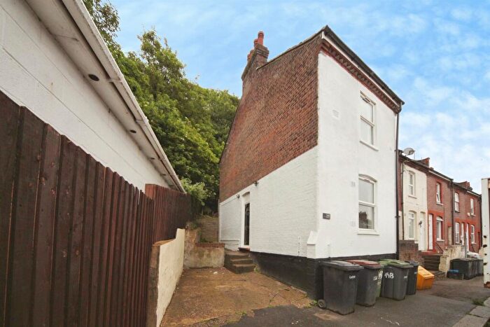 3 Bedroom End Of Terrace House For Sale In Hartley Road, Luton, LU2