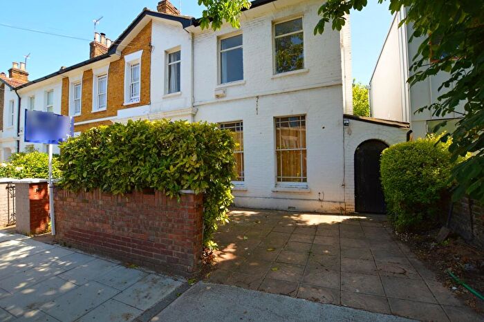 4 Bedroom Semi Detached House To Rent In Kings Grove Peckham, SE15