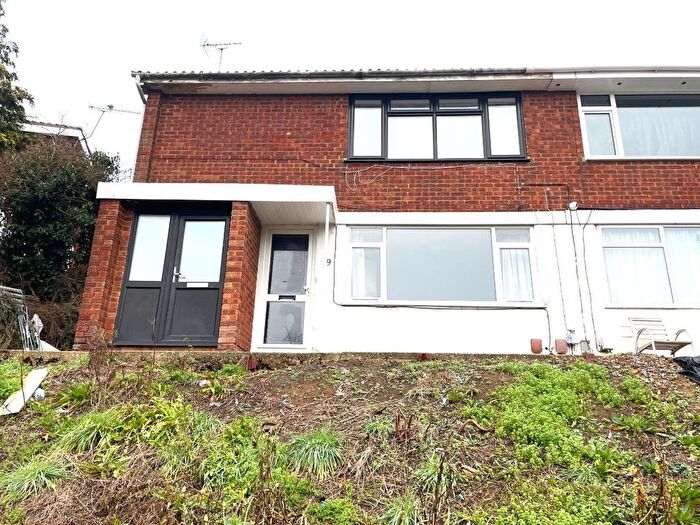 2 Bedroom Maisonette For Sale In Porlock Drive, Luton, Bedfordshire, LU2