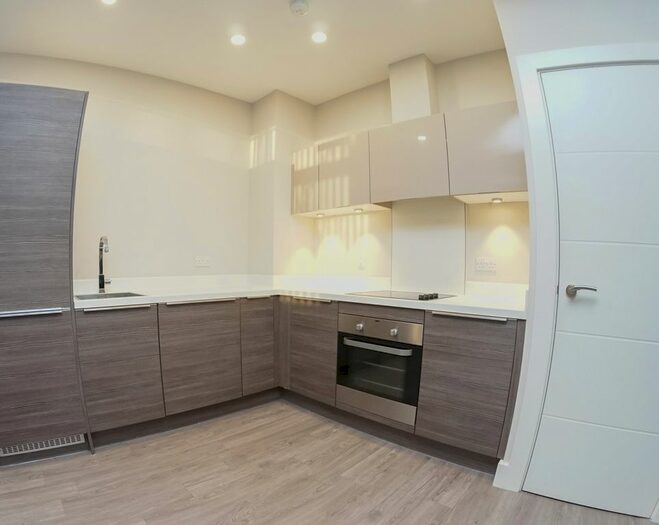 1 Bedroom Flat To Rent In Greenleigh Court, Dawsons Square, Leeds, West Yorkshire, Fy, Uk, LS28