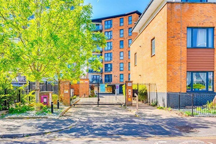 1 Bedroom Flat For Sale In Parham Drive, Ilford, IG2