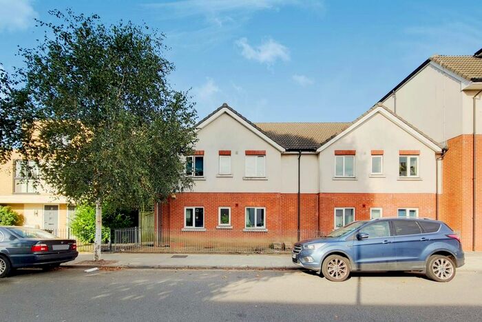 2 Bedroom Flat To Rent In Symons Close, Nunhead, London, SE15