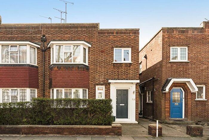 2 Bedroom Flat For Sale In Ravenscroft Road, Chiswick, W4