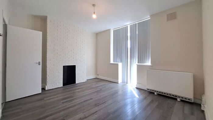 2 Bedroom Flat To Rent In Angel Close, Edmonton, N18