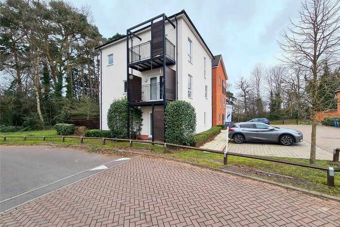 2 Bedroom Flat To Rent In Jaguar Lane, Bracknell, Berkshire, RG12