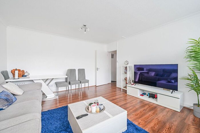 2 Bedroom Flat For Sale In Wellington Way, Bow, London, E3