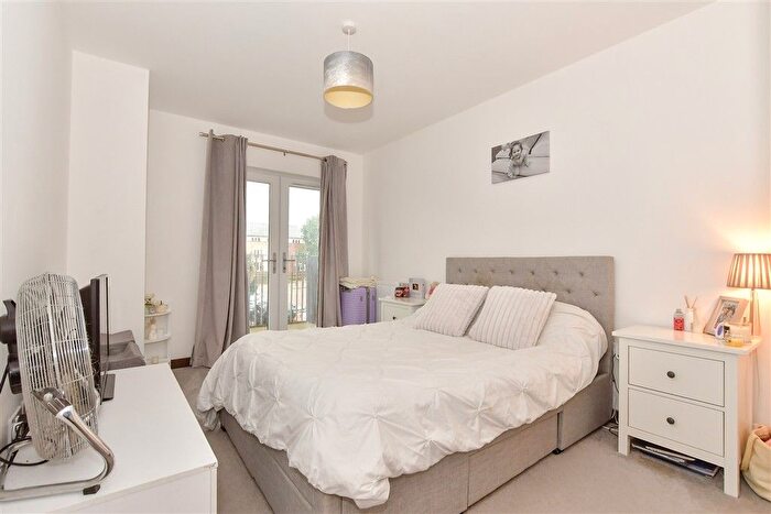 2 Bedroom Flat For Sale In Rosalind Drive, Maidstone, Kent, ME14