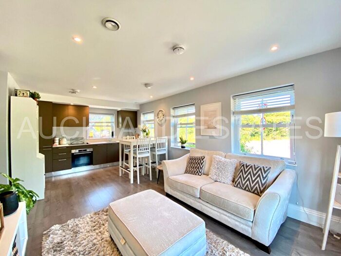 2 Bedroom Apartment For Sale In Swan Lodge, Brookmans Park, AL9