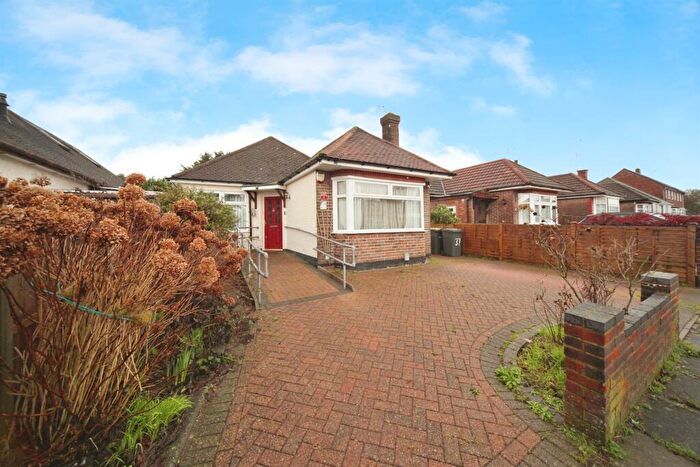 3 Bedroom Detached Bungalow For Sale In Exton Avenue, Luton, LU2