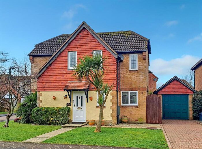 3 Bedroom Detached House For Sale In Cowdray Drive, Rustington, BN16