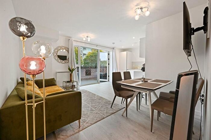 3 Bedroom Flat To Rent In Winter Apartments, East Acton Lane, W3