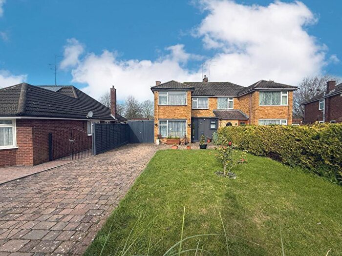 3 Bedroom Semi-Detached House For Sale In Bunyans Close, Luton, LU3