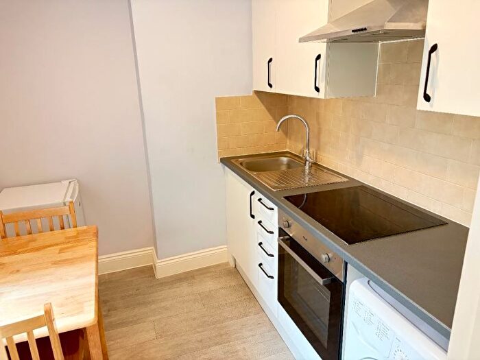 Studio To Rent In Very Near Warwick Road Area, Earls Court, SW5