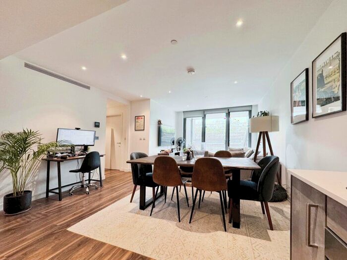 1 Bedroom Apartment To Rent In Huntington House, SW11